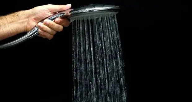 الاستحمام صباحاً أم مساءً: أيهما الأفضل لصحتك ونومك؟