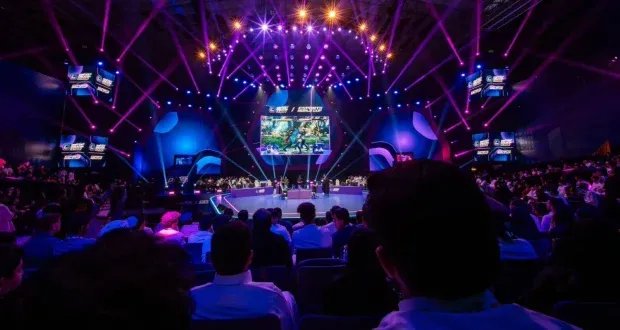 الإثارة تبلغ ذروتها في كأس العالم للرياضات الإلكترونية 2025: منافسات حامية على الألقاب