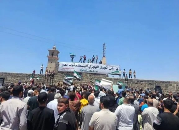 أهالي درعا ينتفضون ضد العدوان الإسرائيلي ويدعمون الجيش في وقفة حاشدة بالجامع العمري