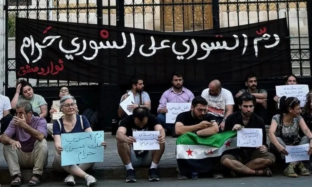 اعتداء على معتصمين سلميين أمام البرلمان في دمشق بطريقة تثير الشبهات بـ"شبيحة الأسد"