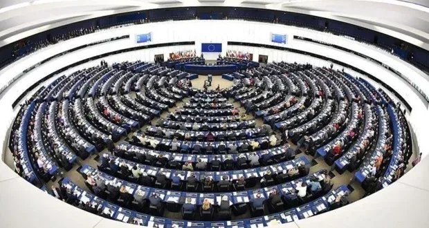 البرلمان الأوروبي يتهم الجزائر بتبييض الأموال وتمويل الإرهاب: ما هي الدوافع والخلفيات الحقيقية؟