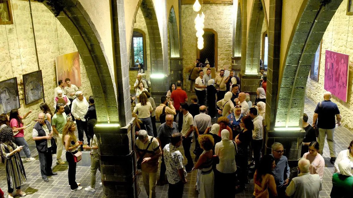 معرض "ألوان الطيف" في دمشق يجمع إبداعات سبعة فنانين سوريين