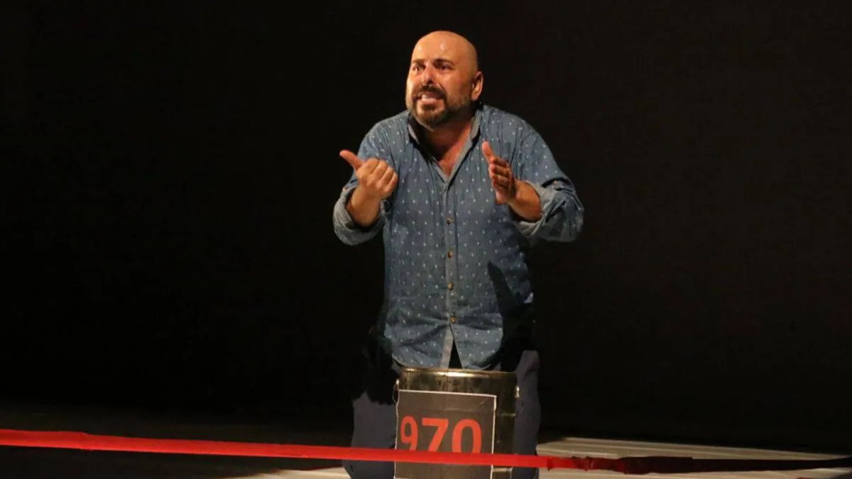 الممثل السوري حسام الشاه يتألق ويحصد ذهبية مهرجان المسرح الحر في عمّان عن دوره في "970×970"