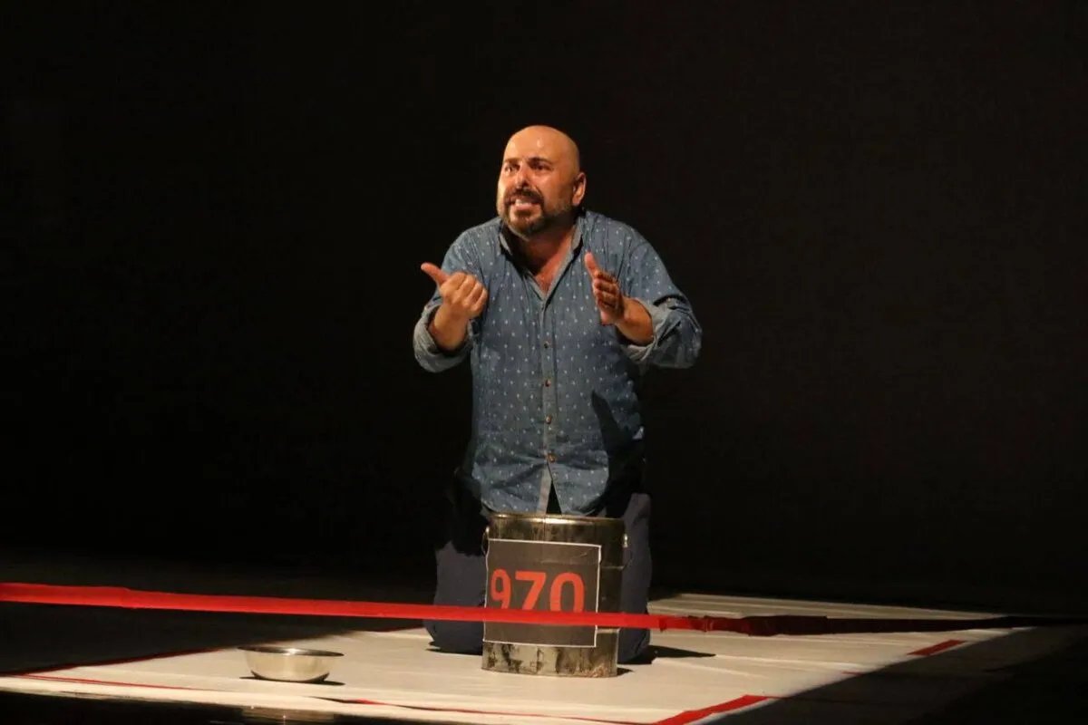 الممثل السوري حسام الشاه يتألق ويحصد ذهبية مهرجان المسرح الحر في عمّان عن مسرحية "970×970"