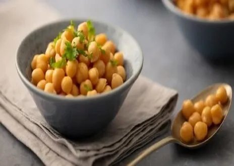 دراسة تكشف: كوب يومي من الحمص أو الفاصوليا السوداء سلاحك لمكافحة الكوليسترول والالتهابات!