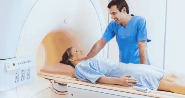 مأساة في نيويورك: وفاة رجل داخل غرفة الرنين المغناطيسي بسبب سلسلة معدنية