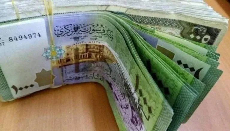 ارتفاع طفيف لليرة السورية مقابل الدولار في مستهل تعاملات الأحد