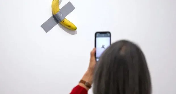 مغامرة في متحف: زائر يلتهم "الموزة المليونية" ويثير جدلاً فنياً