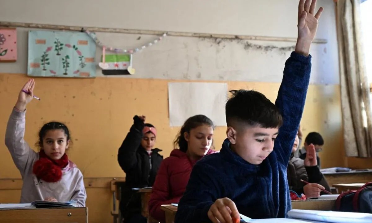 عودة اللاجئين السوريين تنعش سوق الدروس الخصوصية في إدلب: حاجة ماسة لتعويض ضعف اللغة العربية