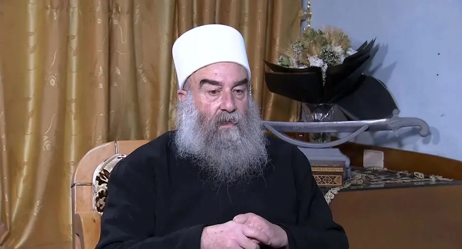 السويداء: رفض الشيخ الهجري لدخول مؤسسات الدولة يفاقم الأزمة الإنسانية