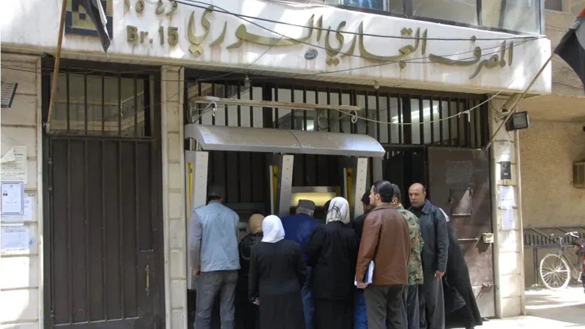 المصرف التجاري السوري يعتذر رسمياً لمُسنّ بعد واقعة "إساءة"