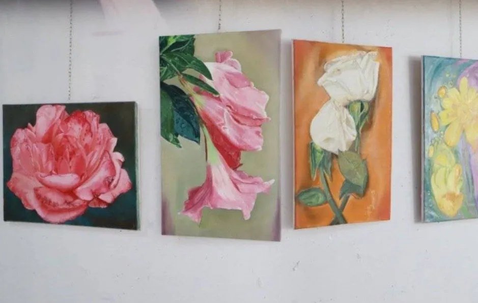 معرض "ألوان وذاكرة" للفنانة سمية زهرة: مزيج من الحنين يعكس معاناة الإنسان ونبض الأرض