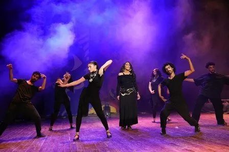 نغم صالح تطلق ألبوم "شلق" بعرض مسرحي مبهر يجمع بين الغناء والتمثيل