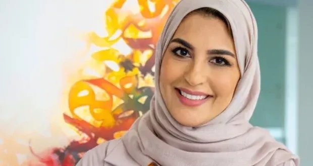 فاطمة الحمادي: الفنانة الإماراتية التي تجمع بين المرسم والشارع في رؤية فنية متكاملة