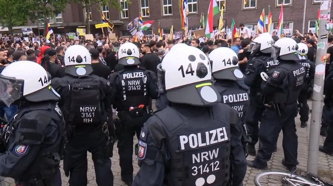 اشتباكات بين أكراد وسوريين في دوسلدورف: مظاهرات مؤيدة ومعارضة للحكومة السورية تتسبب في فوضى