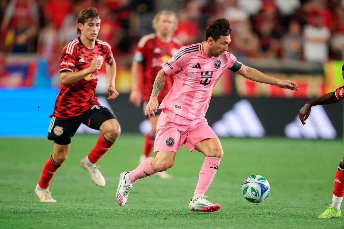 ميسي يقود إنتر ميامي لفوز ساحق ويتصدر قائمة الهدافين