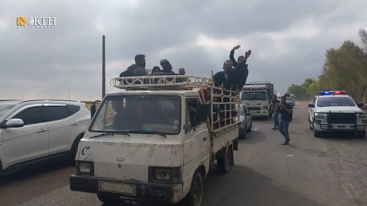 بعد التوترات: وصول أول دفعة من العائلات العالقة في السويداء إلى ريف درعا بموجب اتفاق