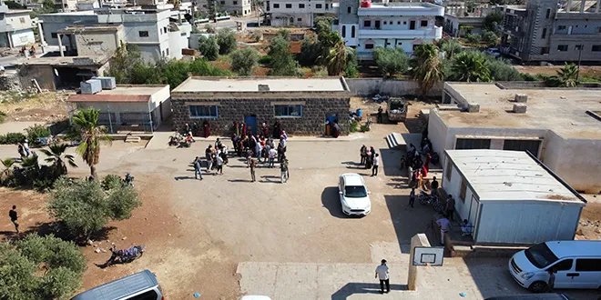 وصول أكثر من 120 عائلة بدوية مهجرة من السويداء إلى مركز إيواء في ناحتة بدرعا وتلقيهم مساعدات عاجلة