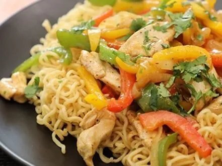 وصفة شهية وسريعة: أندومي فاهيتا الدجاج لتحضير وجبة لذيذة في دقائق