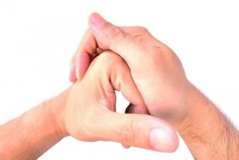 الحقيقة العلمية وراء فرقعة الأصابع وتأثيرها على المفاصل: هل هي ضارة حقاً؟