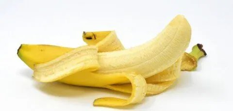 اكتشفي سحر قشر الموز لشعر صحي ولامع: فوائد ووصفات طبيعية