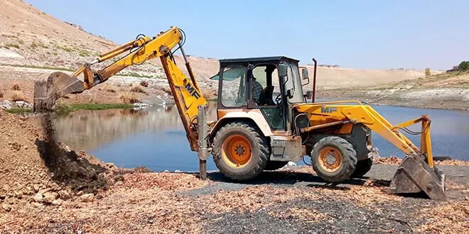 حماة: إنجاز المرحلة الأولى من إزالة زهرة النيل من سد محردة للحفاظ على الموارد المائية