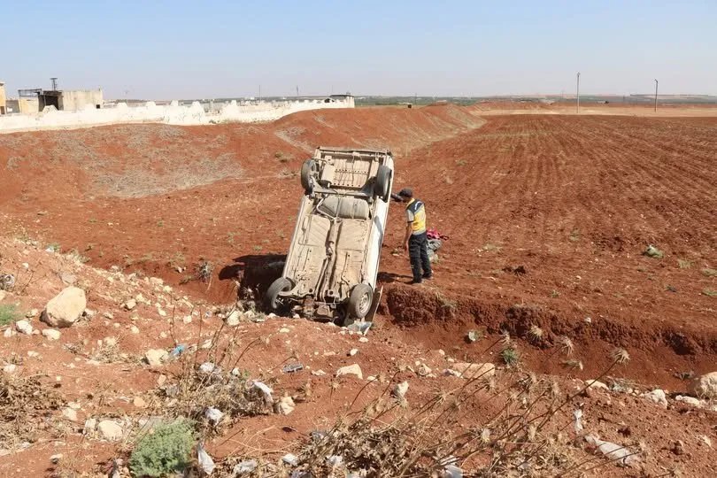 إصابة شخص إثر انقلاب سيارة على طريق سراقب – سرمين في ريف إدلب