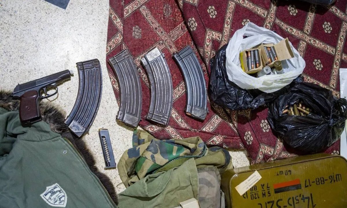 إسرائيل تعلن عن اعتقال "تجار أسلحة" مزعومين في جنوب سوريا بعد عملية استخباراتية