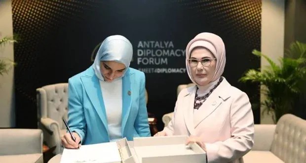 لقاء بين أمينة أردوغان ولطيفة الدروبي في أنطاليا يركز على قضايا المرأة والطفل السوري