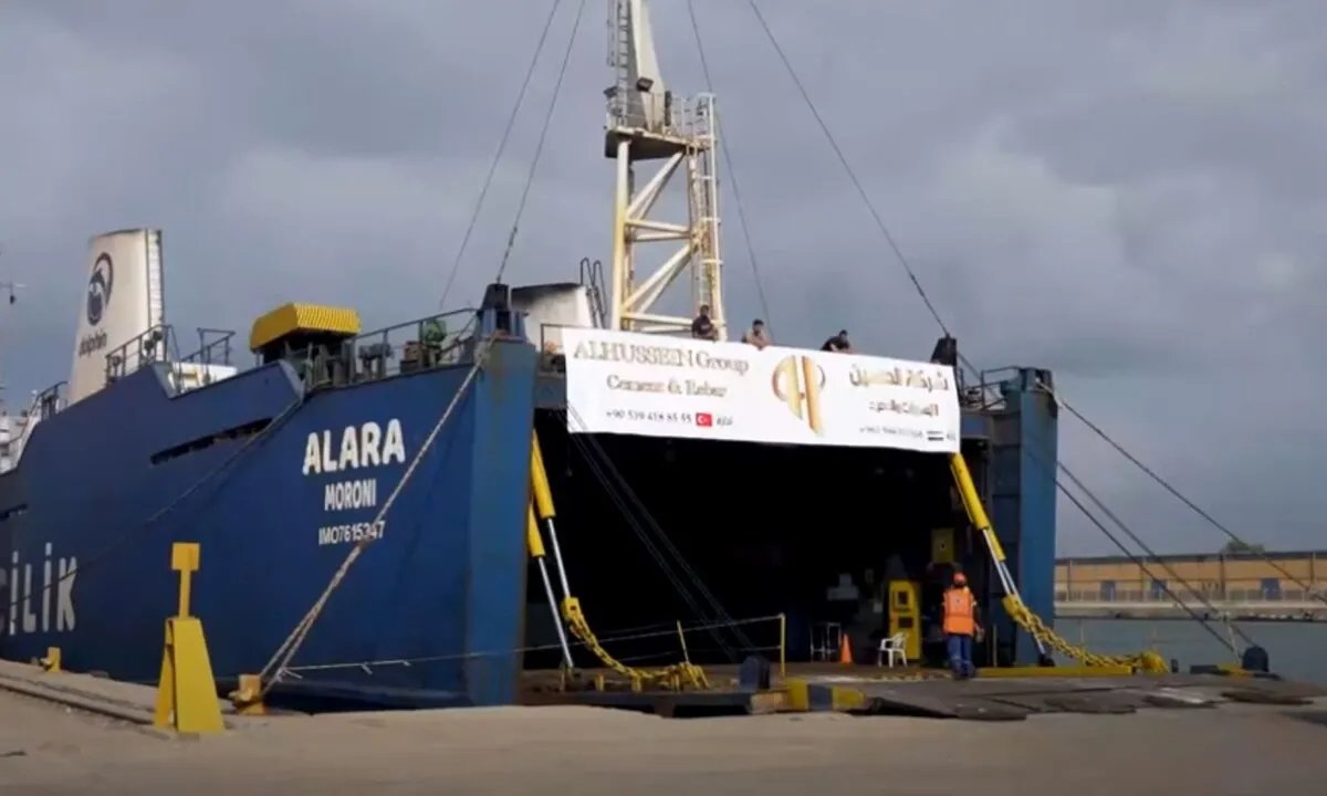 وصول باخرة من تركيا إلى مرفأ طرطوس تحمل أسمنتًا وسيارات سياحية