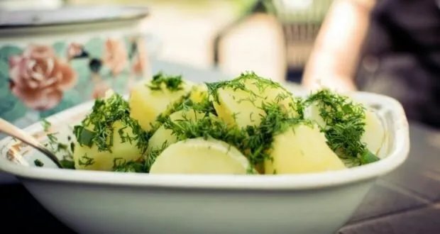 طريقة عمل سلطة البطاطس بالرمان المنعشة: وصفة سهلة ومغذية