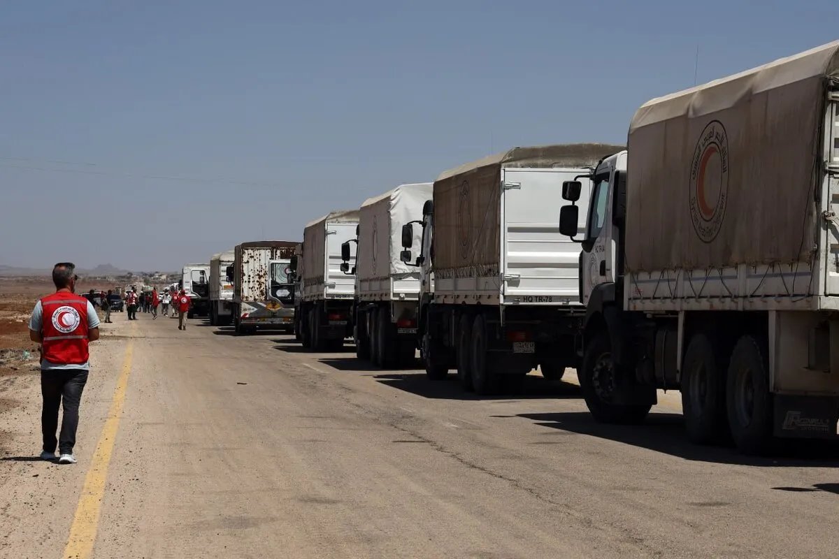 وصول قافلة مساعدات إنسانية إلى محافظة السويداء عبر معبر بصرى الشام