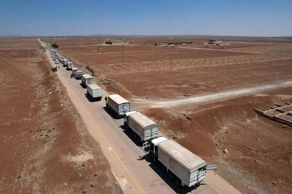 بعد منعها من قبل مجموعات الهجري: قافلة مساعدات الهلال الأحمر السوري تدخل السويداء