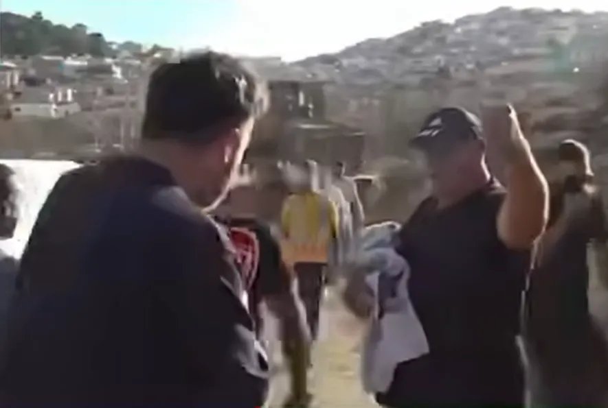 غموض يكتنف ظهور رضيع سوري مع إسرائيلي: تساؤلات حول ملابسات الواقعة على الحدود