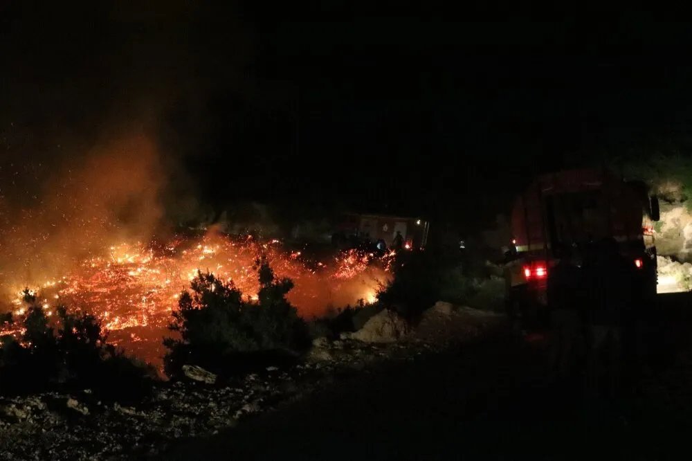 السيطرة على حريق حماة رغم الرياح ومخلفات الحرب وإصابة عنصر إطفاء