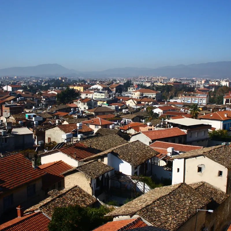 أنطاليا: سائق تحت تأثير المخدرات يثير الفوضى ويصطدم بمبنى أثناء محاولته الهروب من الشرطة