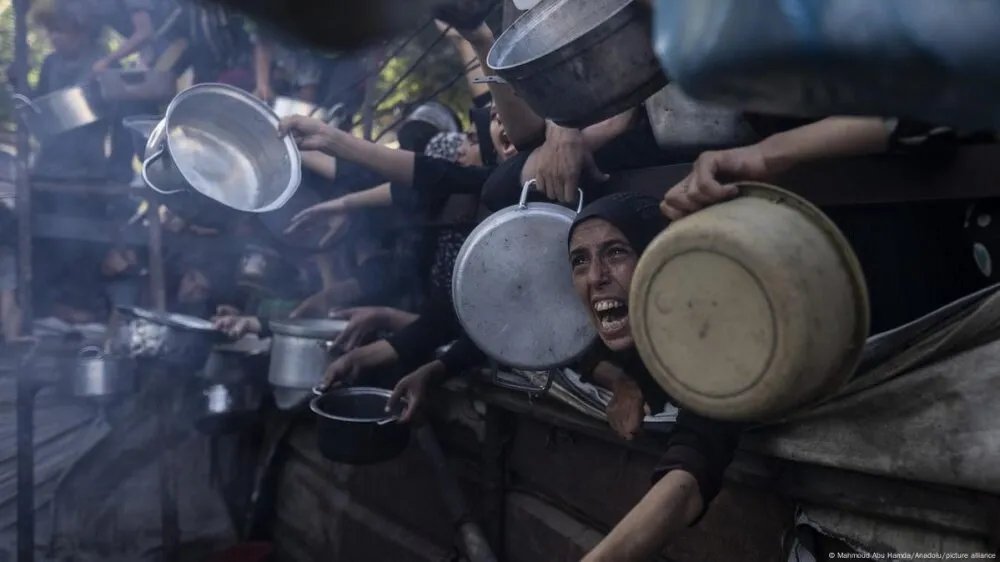 مأساة في غزة: غارة إسرائيلية تودي بحياة عائلة فلسطينية نامت هربًا من الجوع