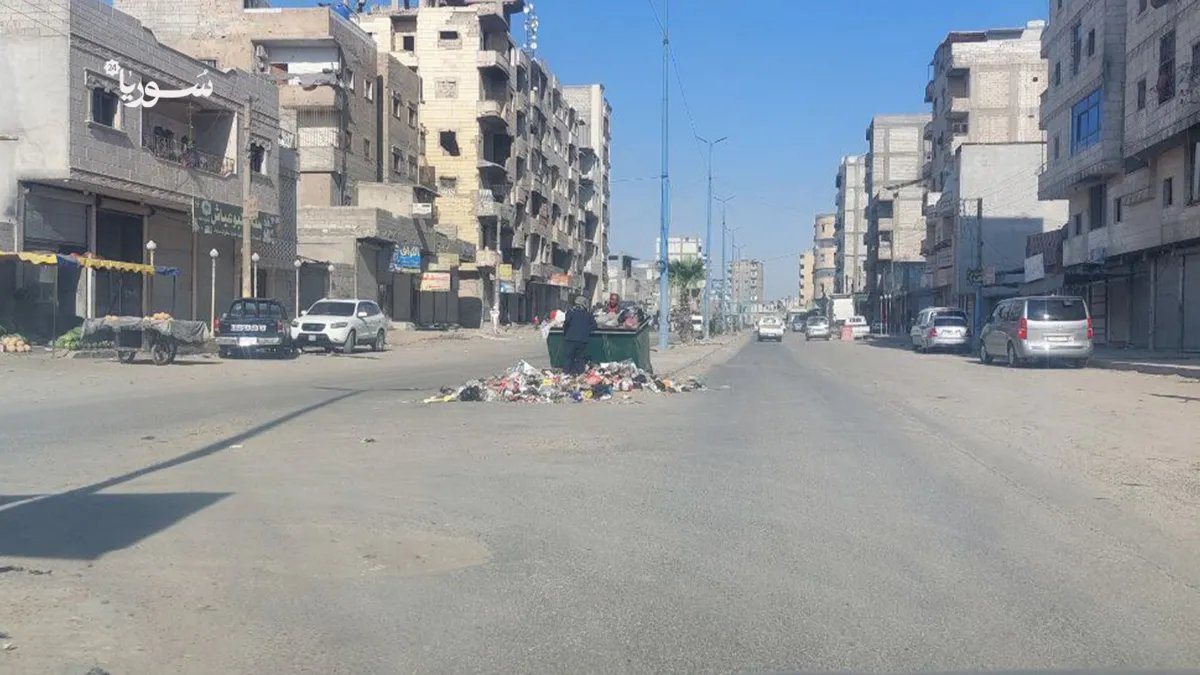 أزمة نفايات حادة تهدد صحة سكان أحياء في الرقة بسبب تهميش البلدية