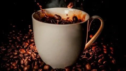 وداعاً للقهوة: 10 أطعمة تمنحك طاقة تدوم طويلاً ويقظة فائقة