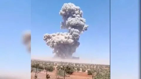 إدلب: مصرع وإصابة العشرات في انفجارات غامضة تهز مستودع أسلحة بكفريا