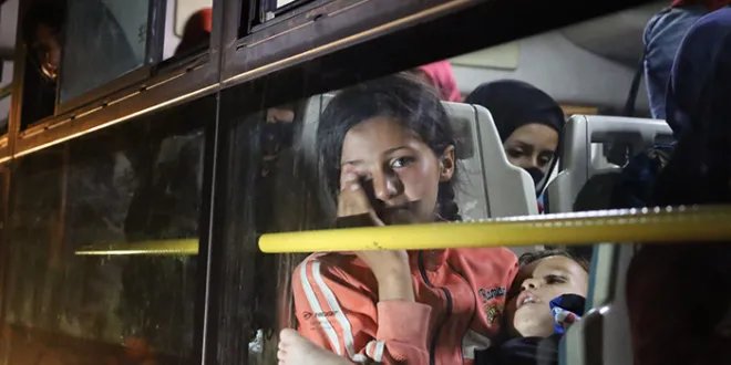 درعا تستقبل 248 شخصاً من العائلات التي تم احتجازها في السويداء وتقديم المساعدات اللازمة