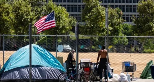 ترامب يثير الجدل بأمر تنفيذي يستهدف إزالة خيام المشردين في الولايات المتحدة
