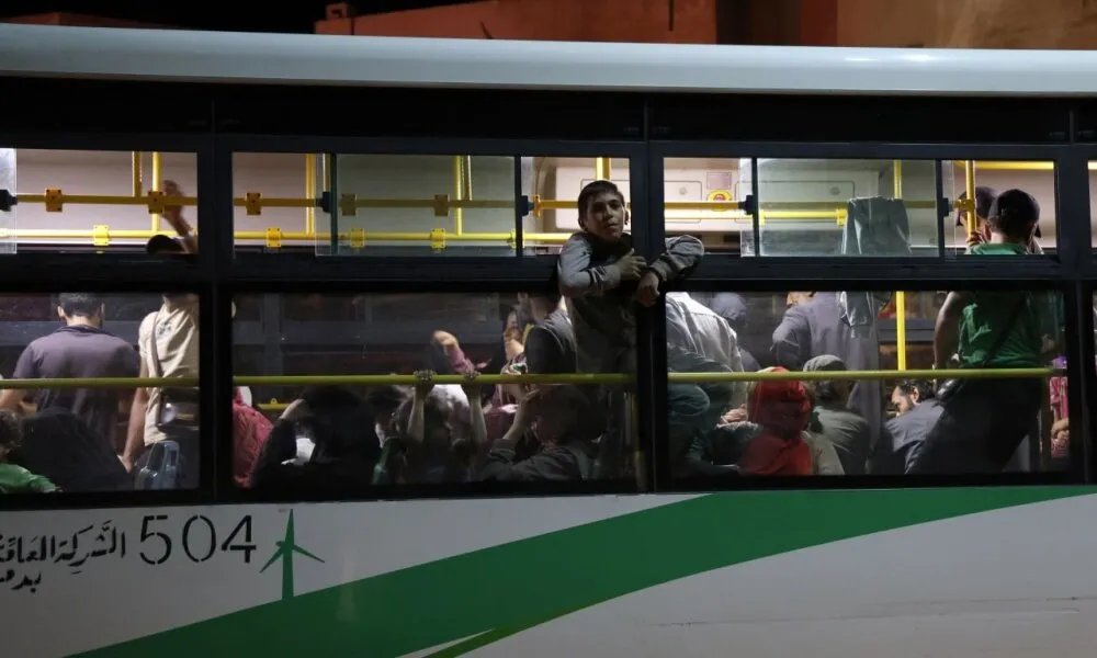 أزمة إنسانية في دمشق: فنادق السيدة زينب تستقبل آلاف المهجرين من السويداء مع نقص حاد في الإمدادات