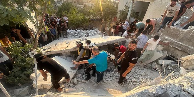 مأساة في ريف إدلب: انفجار يهز مبنى سكنياً ويودي بحياة امرأة وطفل