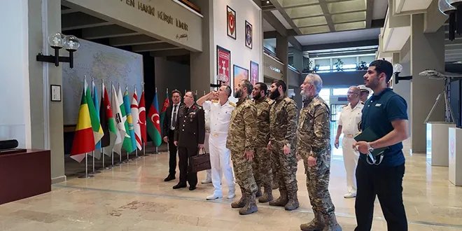 وفد من وزارة الدفاع السورية يزور الكلية البحرية التركية على هامش معرض IDEF 2025