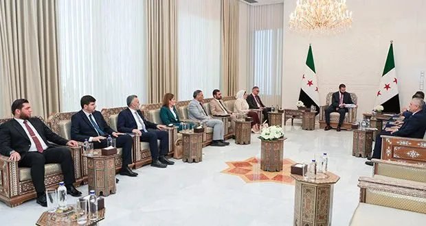 الرئيس الشرع يتسلم النسخة النهائية للنظام الانتخابي المؤقت لمجلس الشعب ويؤكد على أهمية المشاركة الشاملة