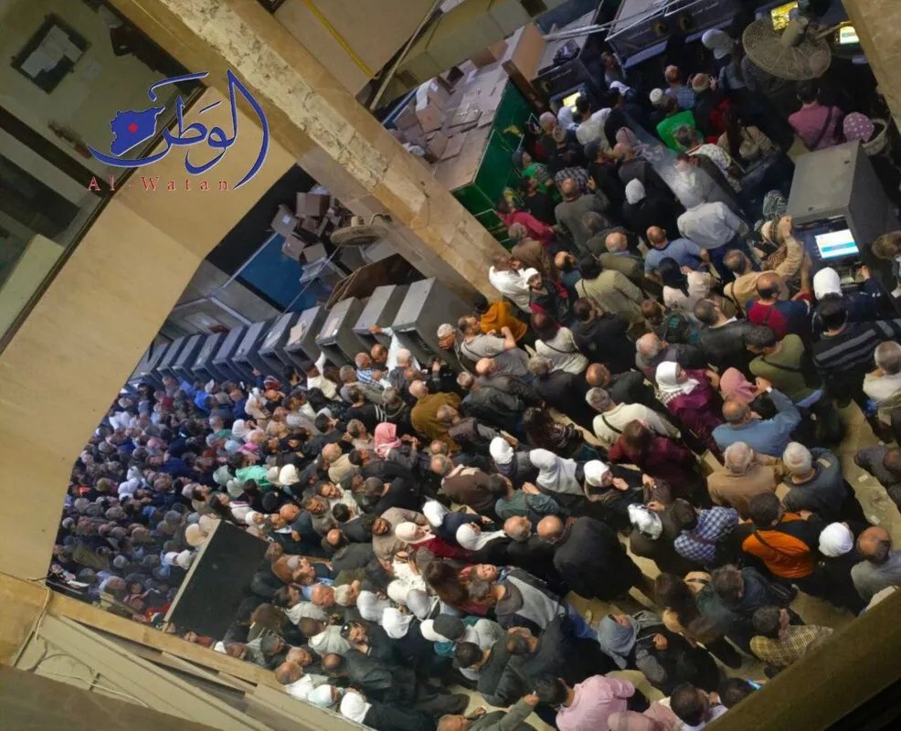 تطبيق "شام كاش" لصرف الرواتب يثير جدلاً: هل ينجح في تخفيف الازدحام أم يزيد الفوضى؟