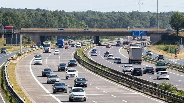 ازدحام مروري خانق يتوقع شمال ألمانيا مع انطلاق العطلة الصيفية