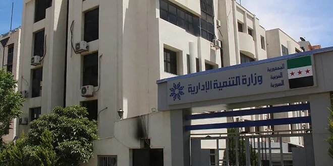 وزارة التنمية الإدارية تعلن عن أسماء المفصولين تعسفياً وتدعوهم للعودة إلى وظائفهم