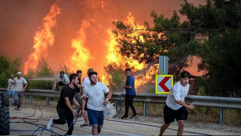 موجة حرائق تجتاح تركيا واليونان وقبرص مخلفة ضحايا وإجلاء جماعي للسكان